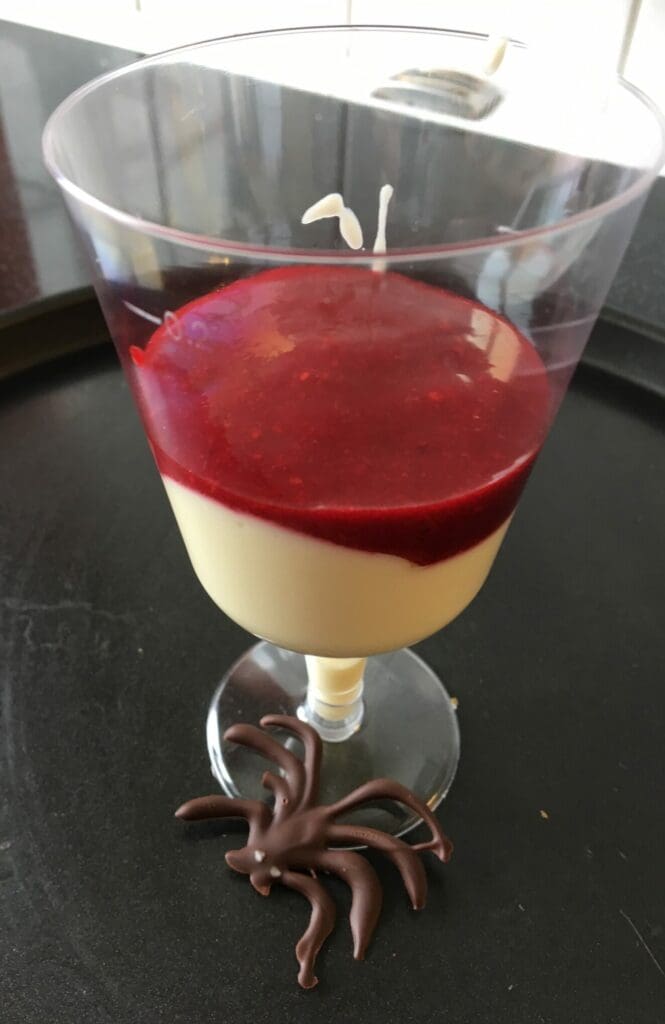 Dessert i glas med barsas och chokladdekor