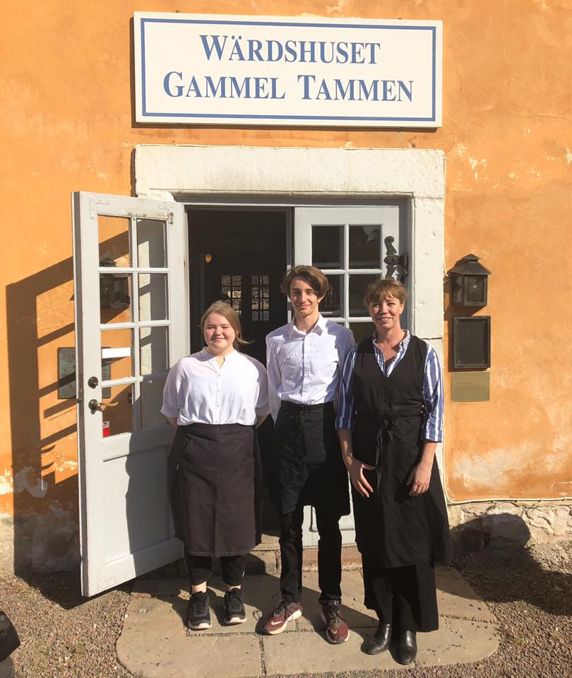 Medarbetare i entren under skylten Wardshuset Gammel Tammen