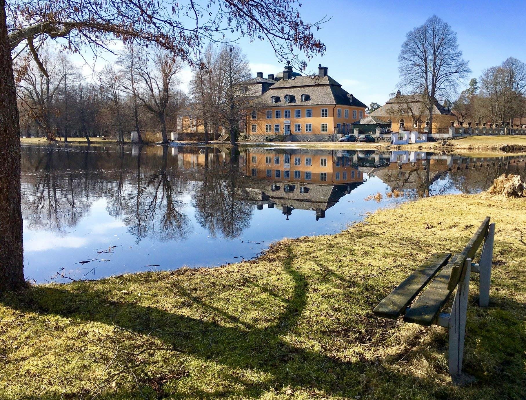 Osterbybruks herrgard speglad i dammen en vardag