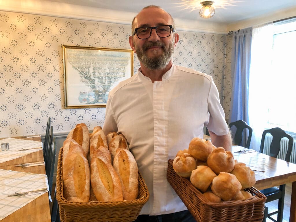 Koksmastare Ruzhdi Rask med en korg nybakat brod